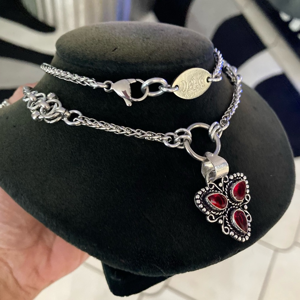 925 sterling silver overlay red garnet triangle Celtic knot maille necklace - Picture 7 of 13